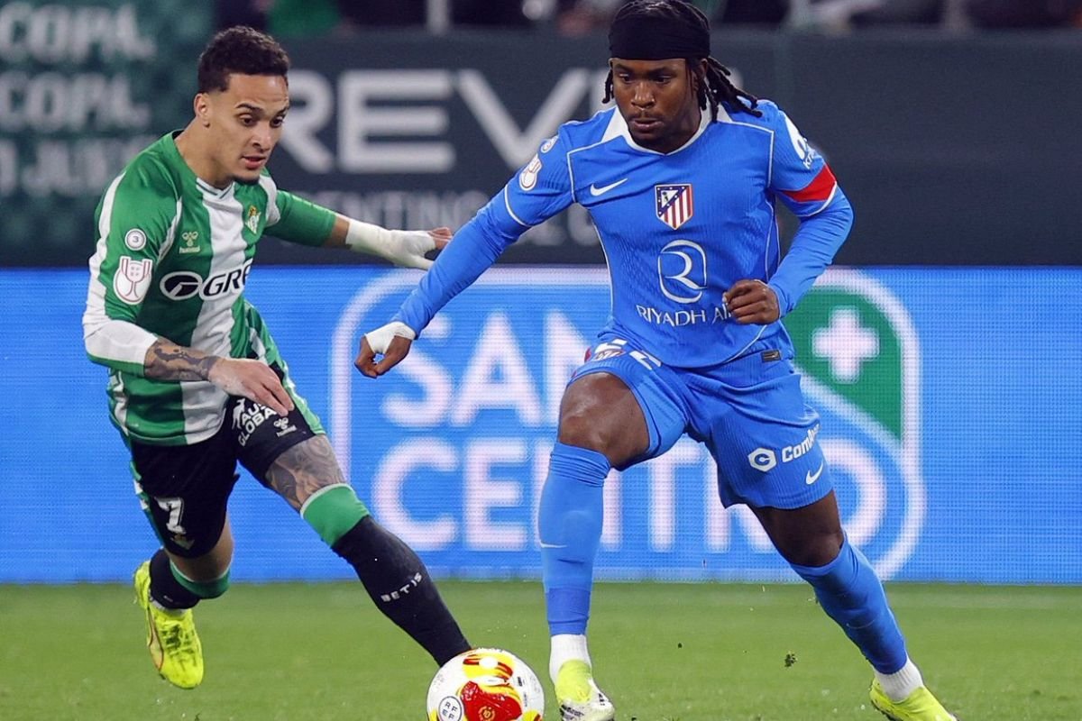 Ademola Lookman, que estreou com gol e assistência na goleada do Atlético de Madrid, por 5 a 0, sobre o Betis, na Copa do Rei, em disputa de bola com Antony