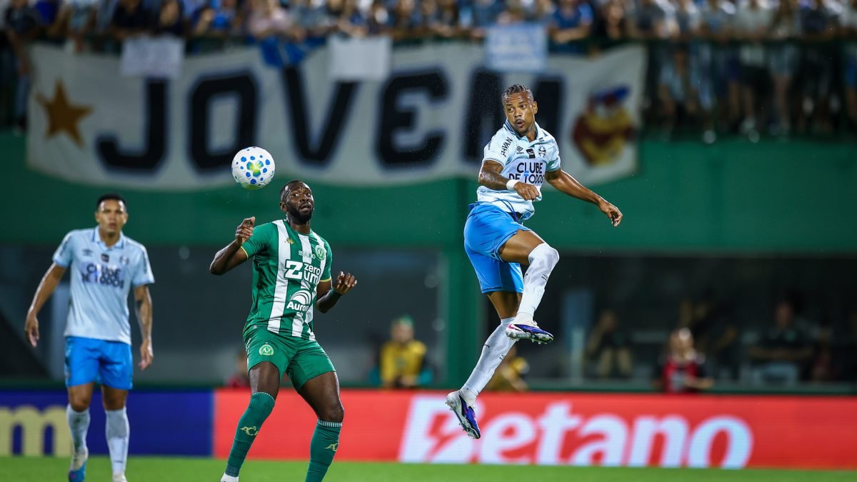 Chapecoense empata com o Grêmio em jogo que marcou maior público da história da Arena Condá