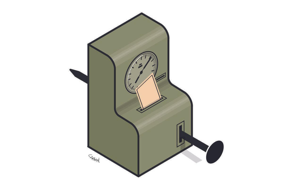 Um antigo relógio de ponto atravessado por um prego gigantesco.