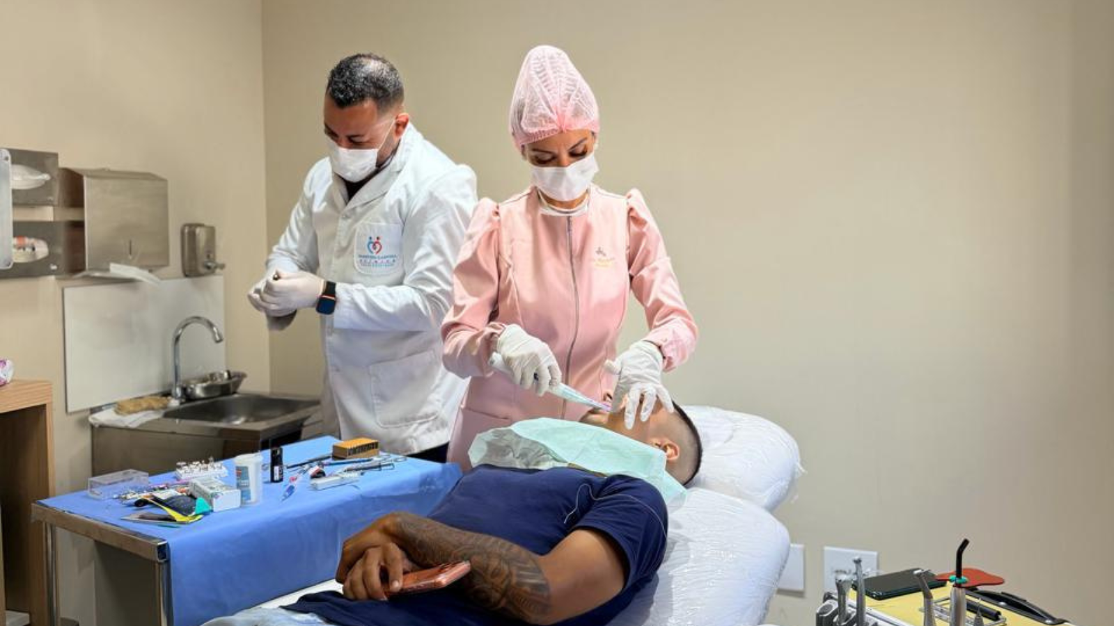 Procedimento de aplicação de lentes dentais de resina sem desgaste realizado em clínica odontológica em Porto Alegre