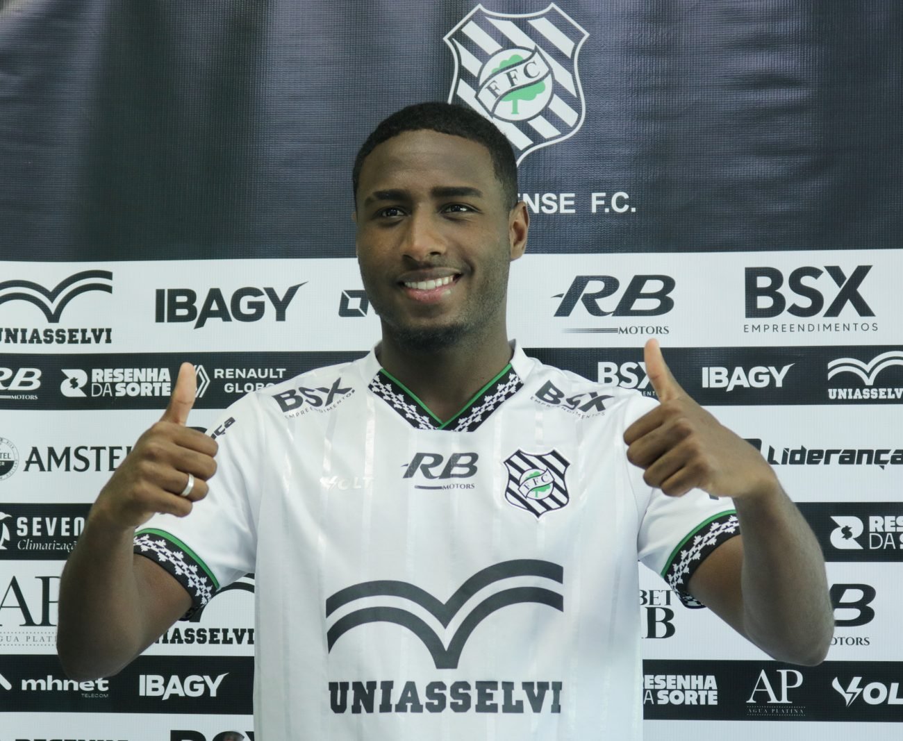 Gestão de futebol sem planejamento, elenco inchado e futuro em risco no Figueirense