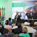 Governador entrega equipamentos e amplia segurança no mar para reforçar a pesca e a aquicultura em SC