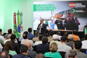 Governador entrega equipamentos e amplia segurança no mar para reforçar a pesca e a aquicultura em SC