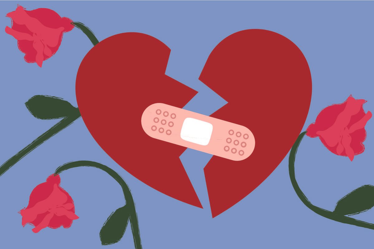 Ilustração de fundo lilás. Ao centro está a figura de um coração partido ao meio com um curativo pequeno entre as duas partes, ao redor do coração rosas vermelhas e murchas se espalham.