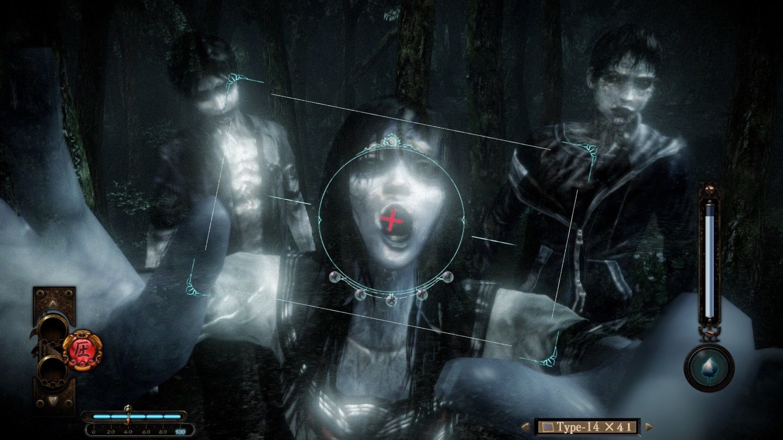 fatal-frame-gameplay-com-mira-da-camera-obscura-apontada-para-espiritos-em-floresta-nebulosa