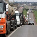Por que o Brasil para quando caminhoneiros entram em greve