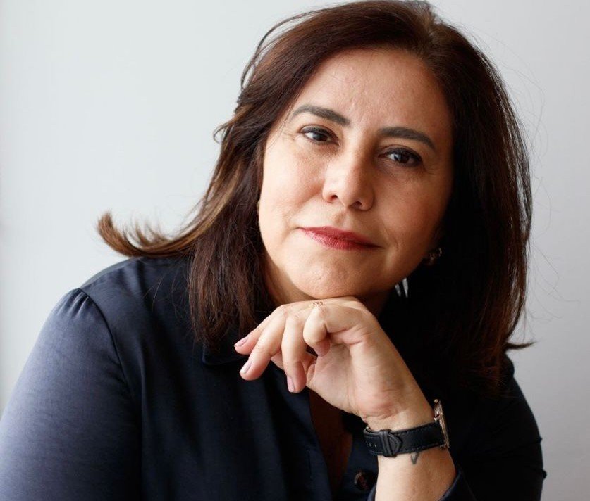 Advogada, pesquisadora em bioética e ex-procuradora do Estado de São Paulo, Valéria Calente construiu ao longo de mais de três décadas uma trajetória jurídica marcada pela convergência entre técnica, ética e compromisso público. Sua experiência profissional, recentemente sistematizada no livro Entre o Direito e a Consciência: Memórias de uma Trajetória em Defesa da Dignidade, revela uma carreira dedicada a enfrentar os pontos de tensão entre normas jurídicas e a realidade social.