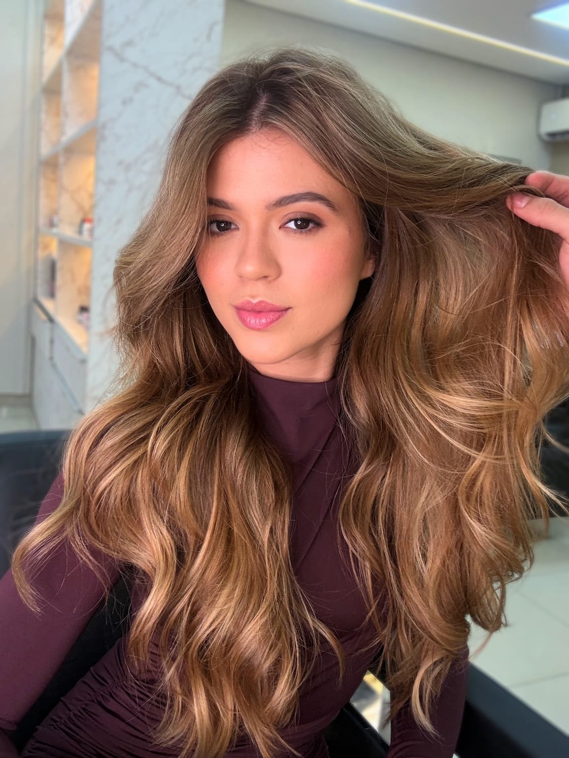 Com estética refinada e estratégia de marca, Adibis Concept transforma tons achocolatados em tendência de luxo discreto na beleza contemporânea