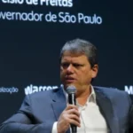 Governador de São Paulo disputará a reeleição, mas apoia ideia de Flávio Bolsonaro.
