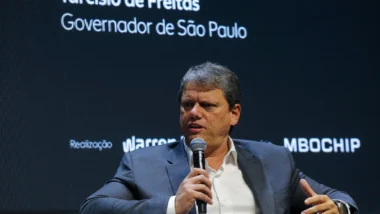 Governador de São Paulo disputará a reeleição, mas apoia ideia de Flávio Bolsonaro.