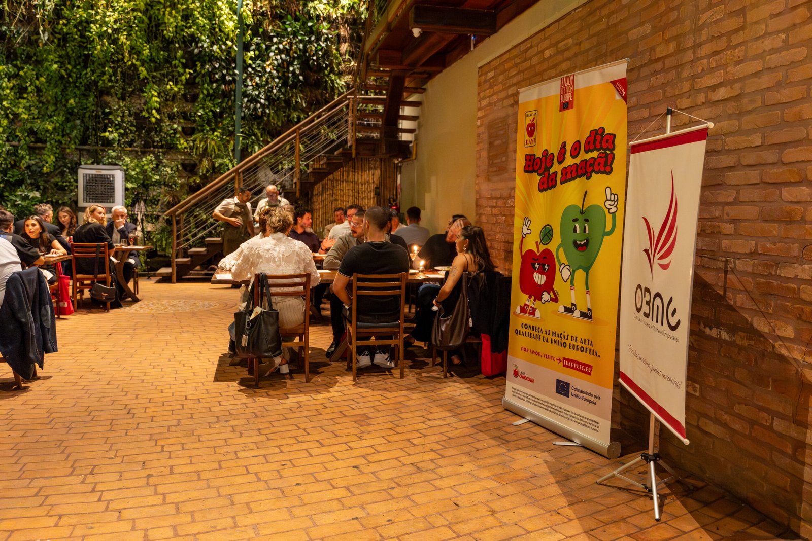 Maçãs europeias ganham destaque em São Paulo durante evento da União Europeia