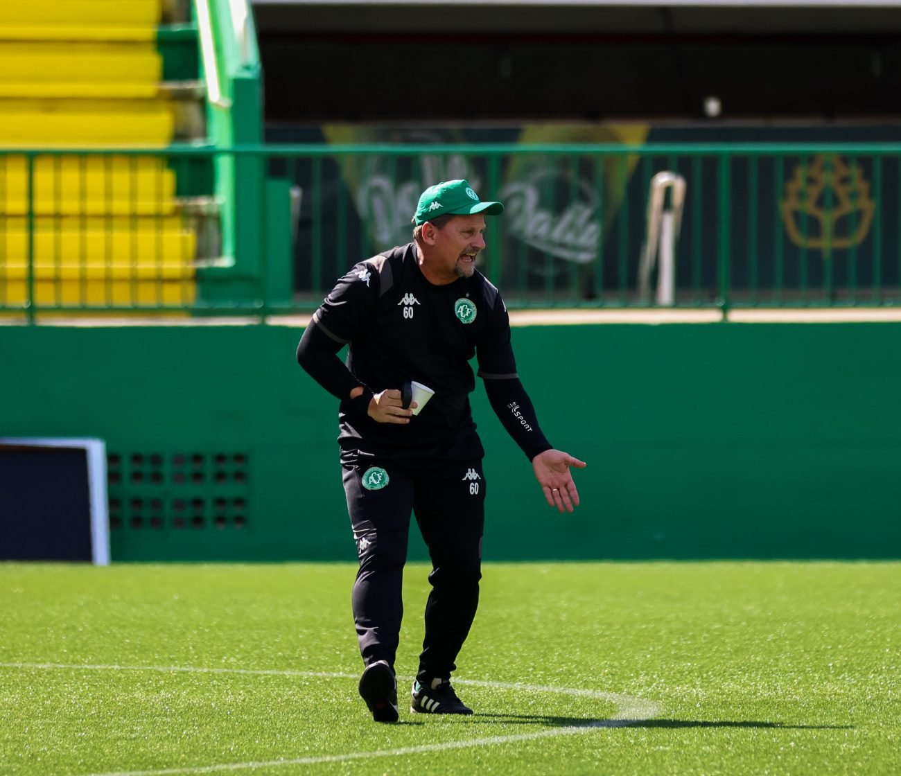 Chapecoense vive crise na Série A e expõe erros além do treinador Fábio Matias