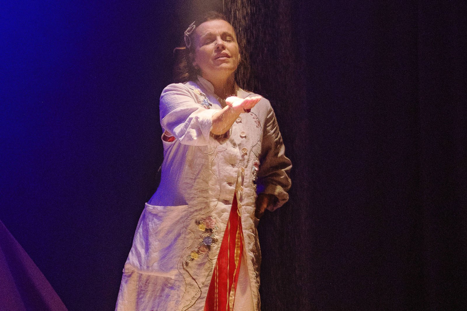 Marcella Muniz em monólogo sobre luto e cura – 18/04/2026 – Mise-en-scène