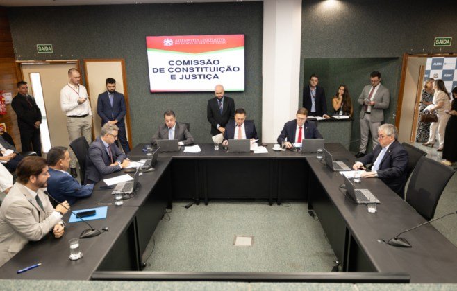 Menos imposto: A Comissão de Constituição e Justiça da Assembleia Legislativa de SC aprova projeto que reduz tributação sobre o comércio de armas de fogo e munições