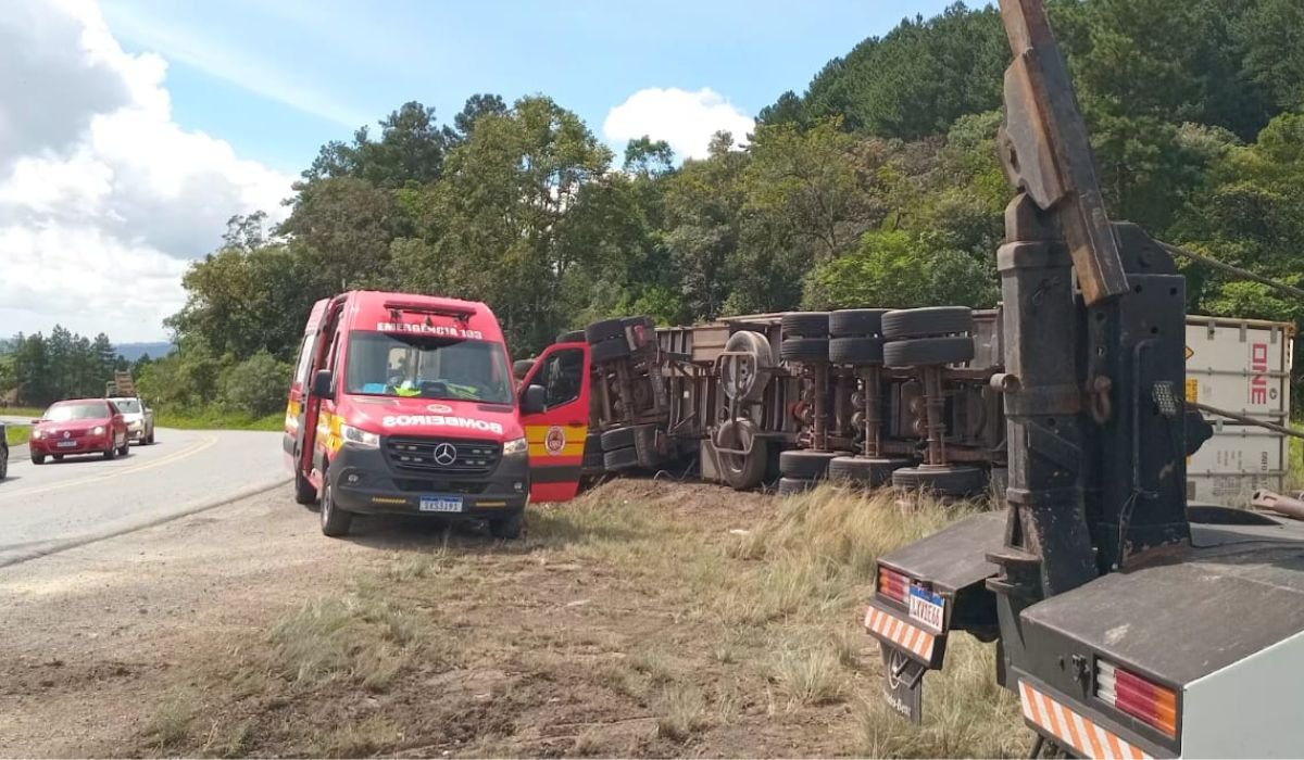 Motorista morre após carreta sair da pista em trecho com histórico de acidentes na BR-470 em SC
