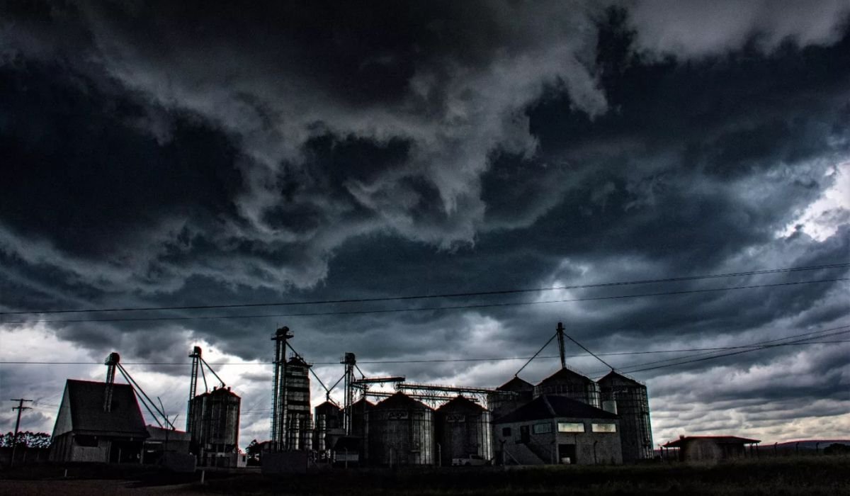 Ciclone extratropical no oceano traz chuvas e ventos