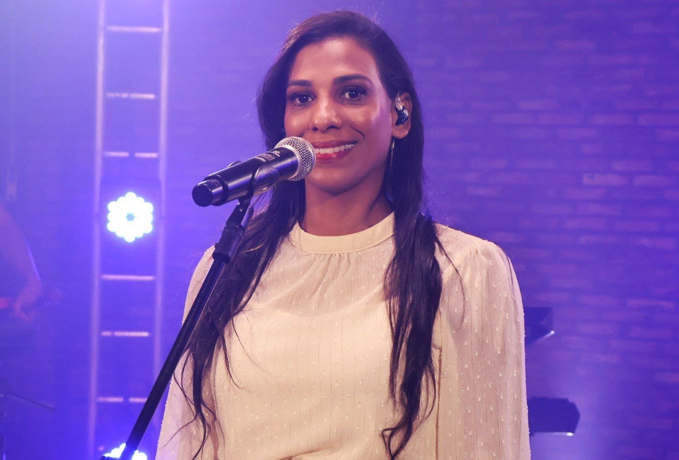 Cantora Regy Medeiros lança clipes de “Incomparável” e “Filho Vem” no Balanço Geral MS