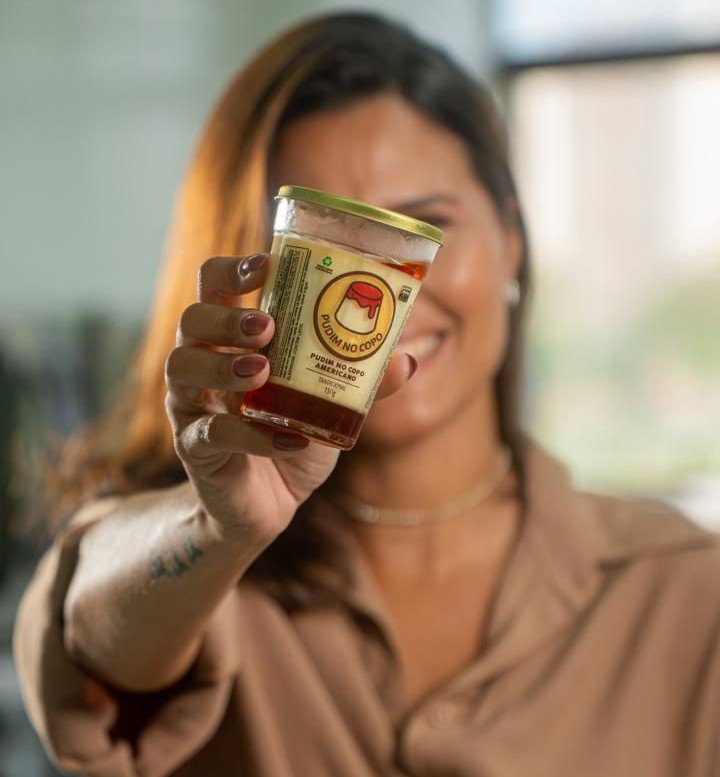 De receita de vó a case de Instagram: @pudimnocopoamericano mostra como o copo de 190ml virou negócio nacional