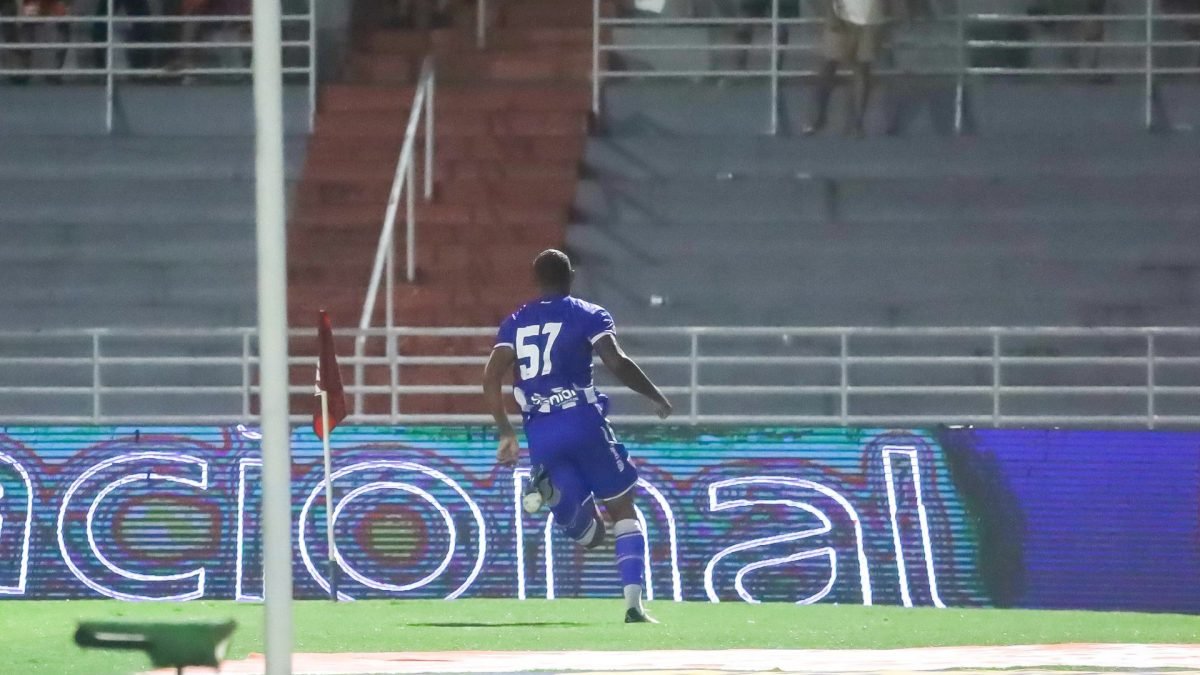 Walace França decide, Avaí vence o CRB fora e mantém 100% de aproveitamento na Série B