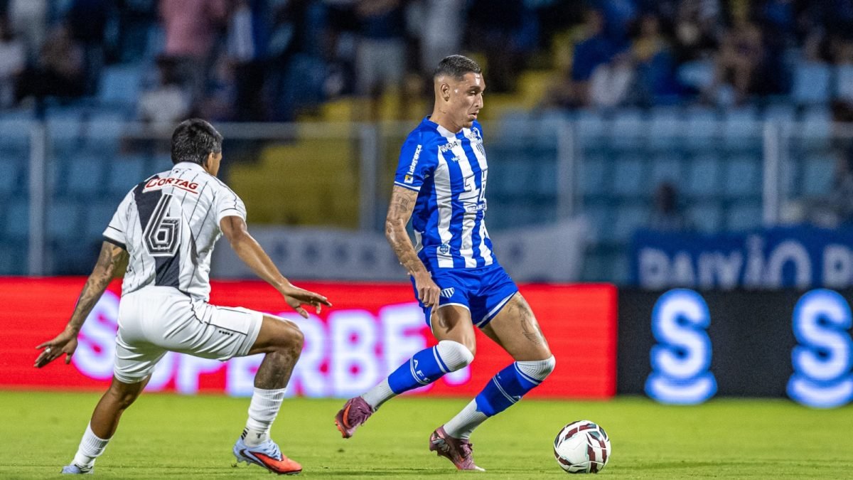 Com lei do ex, Avaí toma virada da vice-lanterna Ponte Preta e perde a primeira na Série B