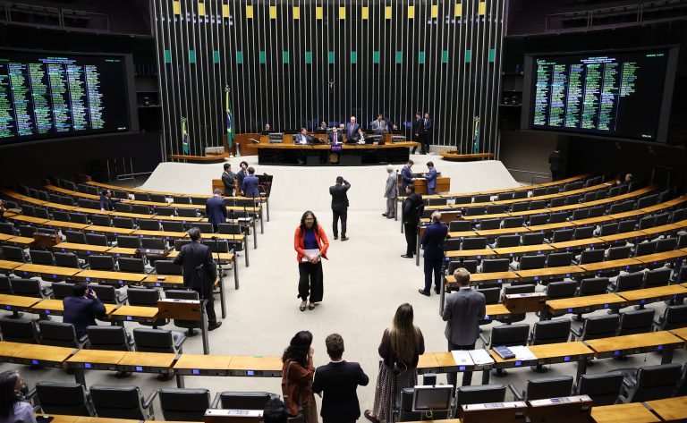 Deputados aprovam projeto que aumenta pena para militar que cometer estupro de vulnerável - Notícias