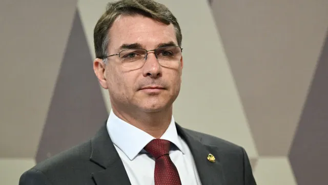 Deputados pedem investigação sobre relação entre Vorcaro e Flávio