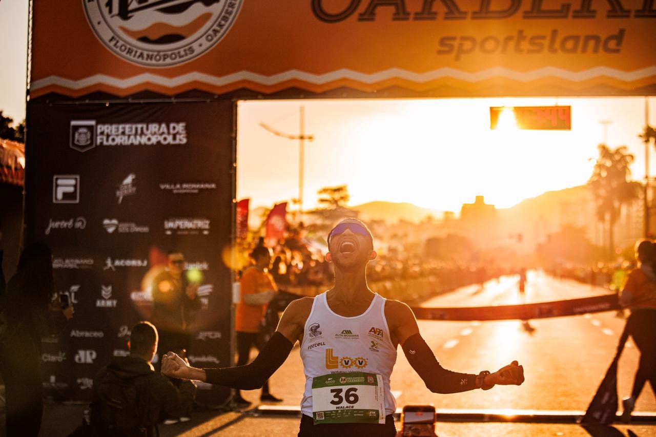 Meia Maratona Internacional de Florianópolis encerra edição histórica com recorde de público e quebra de marca nos 21K