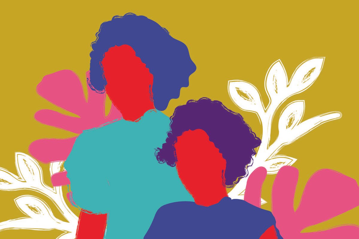 Sobre um fundo de tom mostarda, adornado por motivos florais em rosa e branco, estão duas figuras femininas em um plano médio curto, uma à frente da outra. Elas têm a pele na cor vermelha, os cabelos em tons de lilás e roxo e usam roupas em tons de azul, um claro e um escuro.