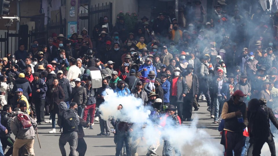 Sombra de Evo Morales leva caos à Bolívia