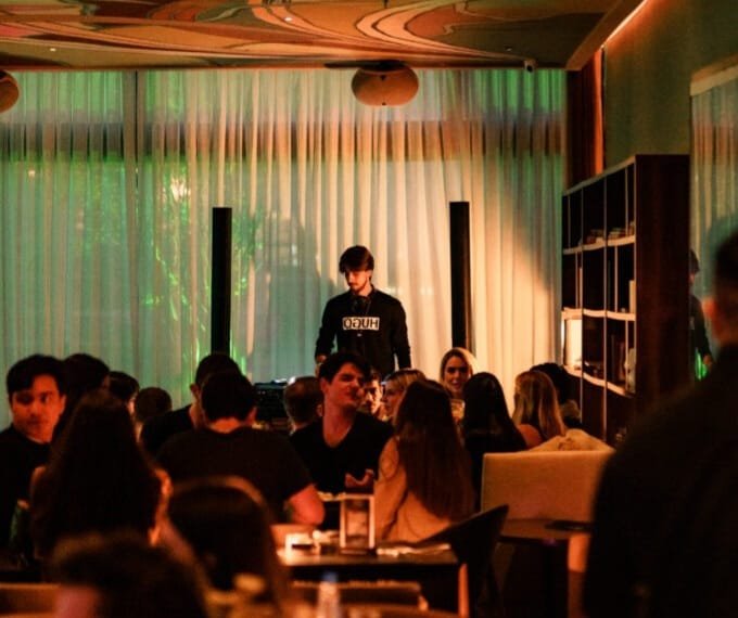 Entre gastronomia, música e sofisticação, 300 Sky Bar transforma noites de domingo em experiências exclusivas