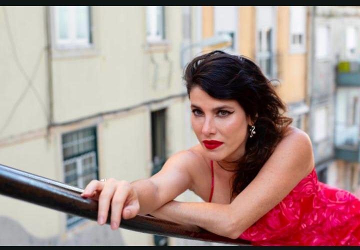 Christine Valença lança single em francês:”Sur ton île”