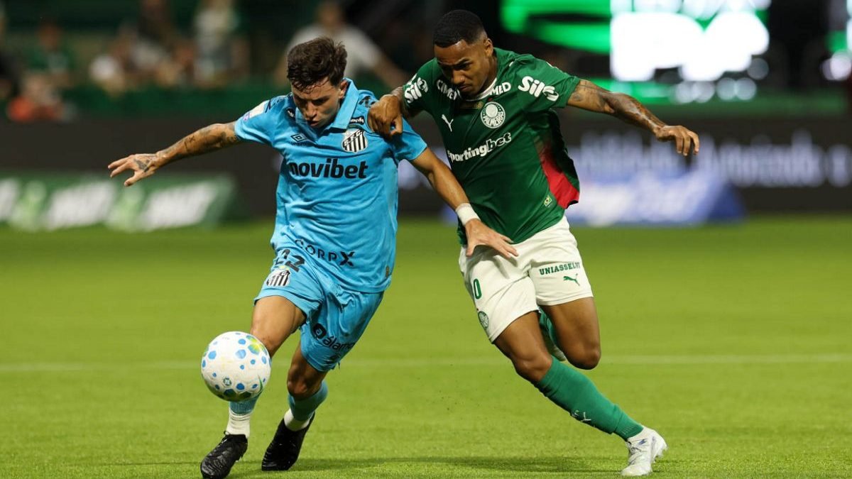 Palmeiras empata com o Santos após gol anulado nos acréscimos e erro de Paulinho