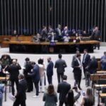 Oposição quer debater "PEC da Livre Contratação" junto com o fim da escala 6x1