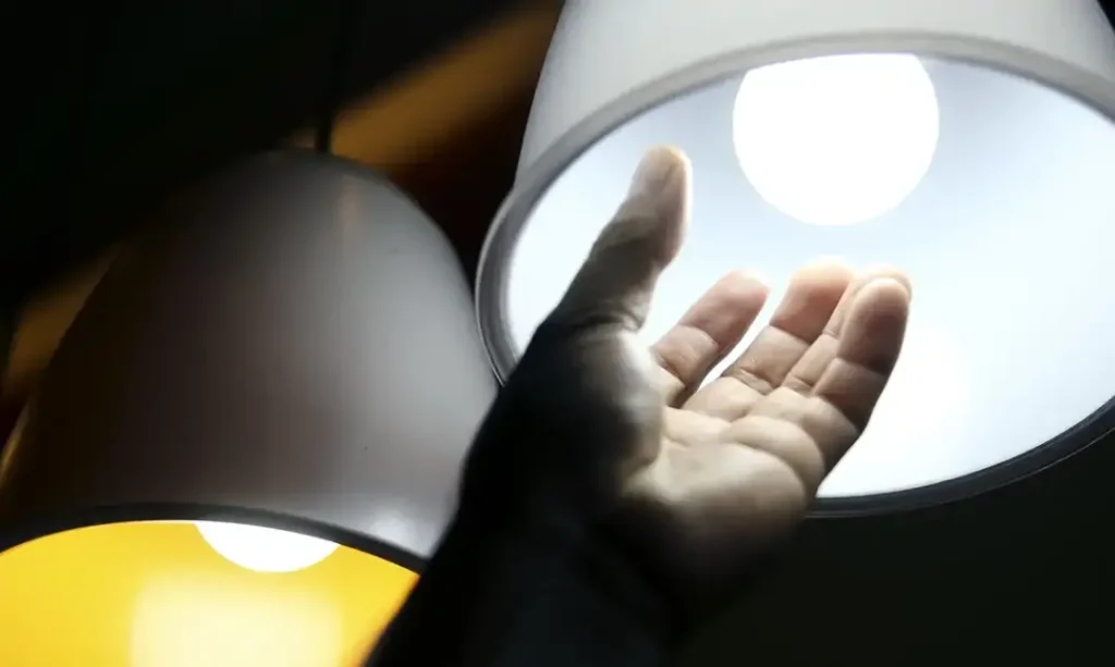 Bandeira tarifária das contas de luz segue amarela em julho • Sul de Floripa