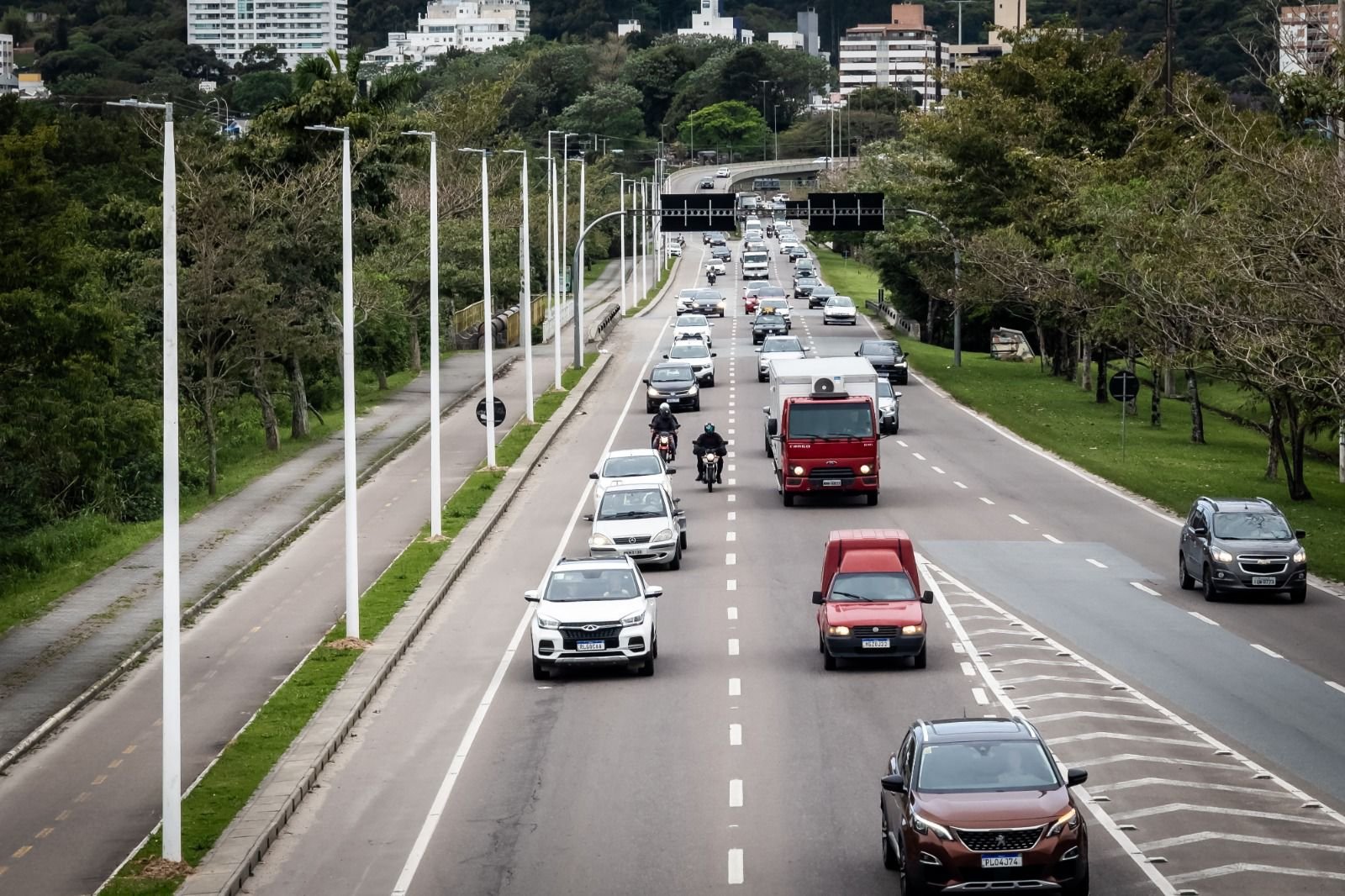 Florianópolis amplia rede de eletromobilidade com novos pontos de recarga em áreas públicas