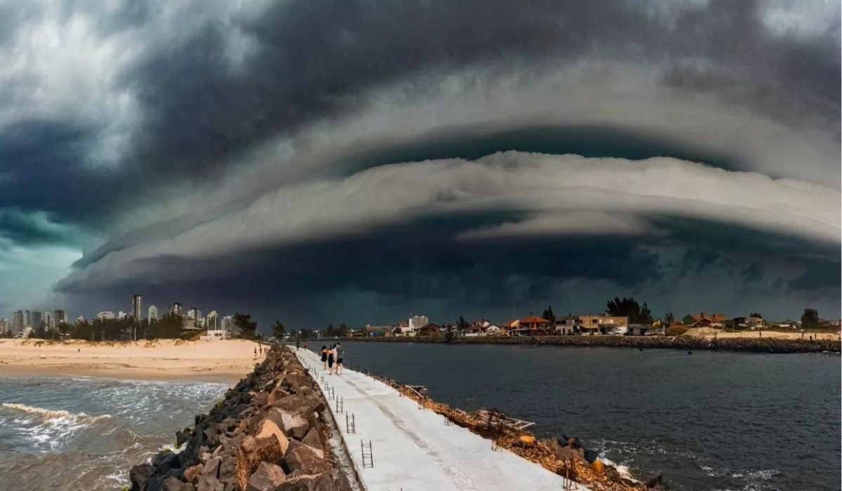 Frente fria em SC tem estado na rota de tempestades neste domingo (28)
