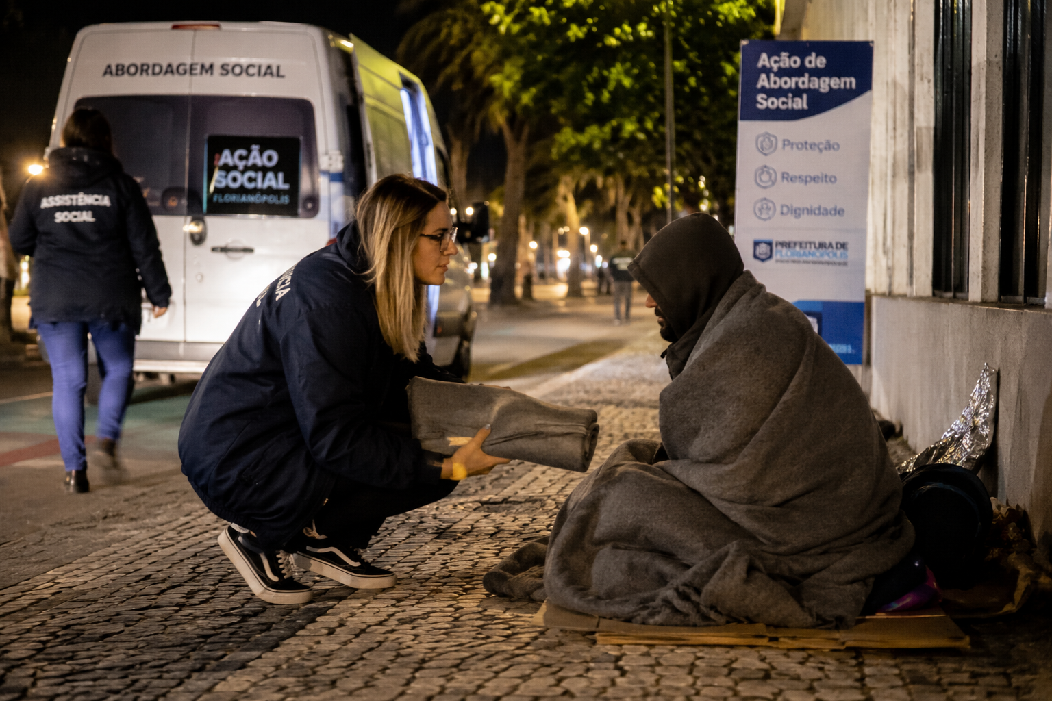 Frio intenso mobiliza equipes de assistência social e amplia acolhimento à população em situação de rua em Florianópolis