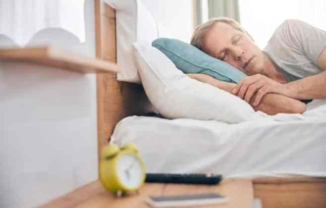 Homens idosos que dormem mais de nove horas têm maior risco de perder mobilidade, diz estudo