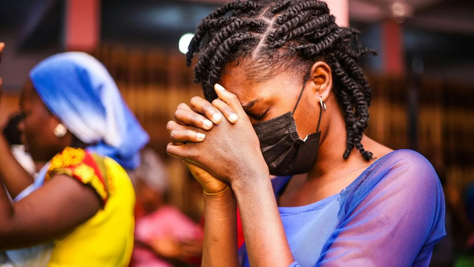 Menina nigeriana rezando contra a perseguição religiosa no país.
