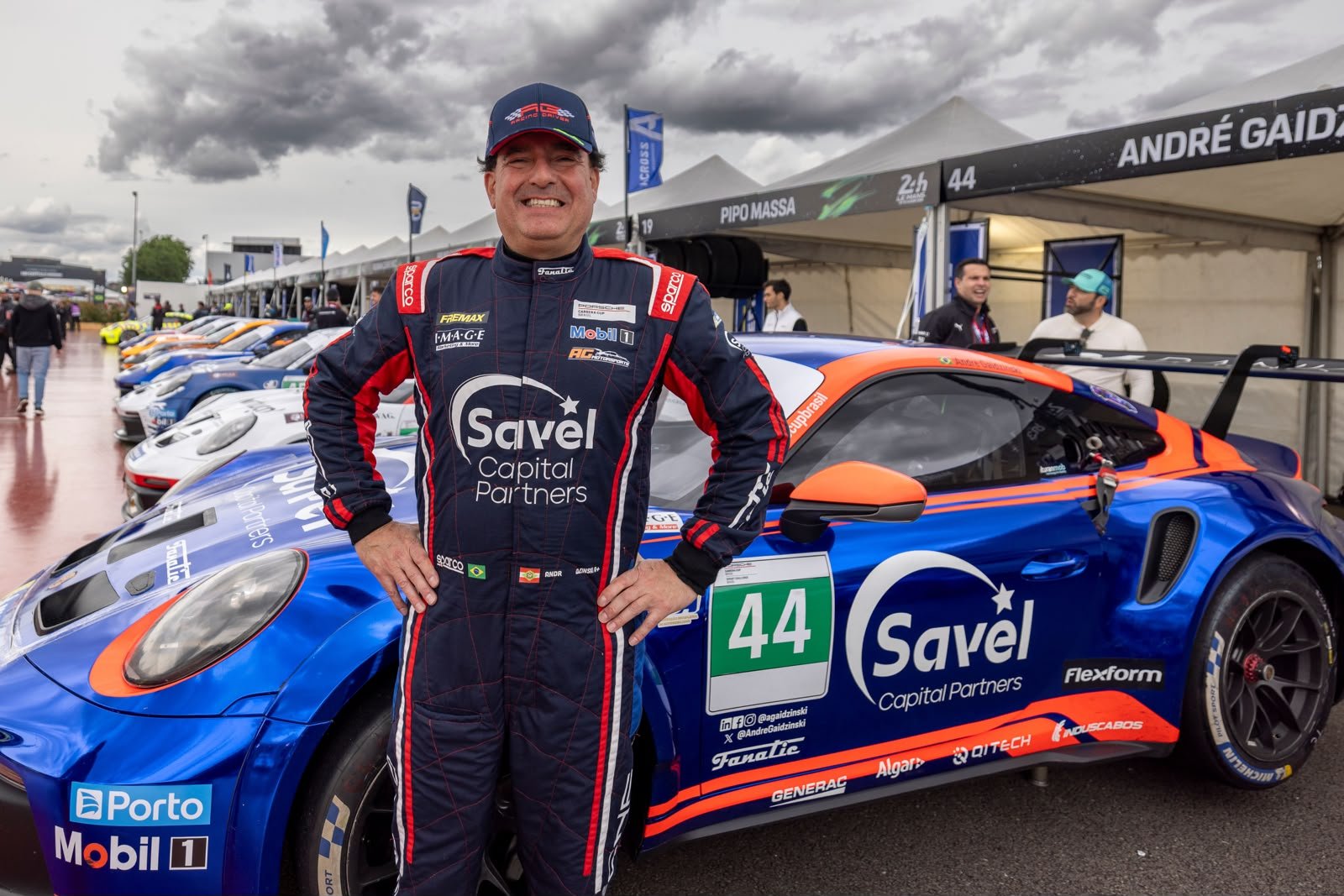 Piloto catarinense leva a bandeira de Santa Catarina ao pódio da Porsche Cup Brasil em Le Mans, na França
