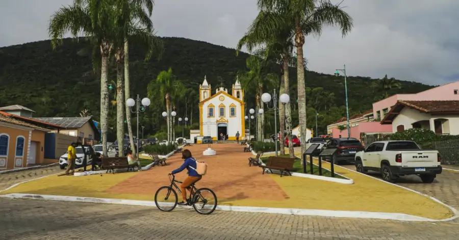 Praça em frente à Igreja Nossa Senhora da Lapa será entregue revitalizada no Ribeirão da Ilha • Sul de Floripa