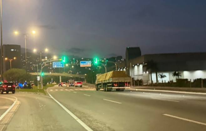 Semáforo com botoeira: Novo equipamento de travessia para pedestres entra em operação na Avenida Gustavo Richard