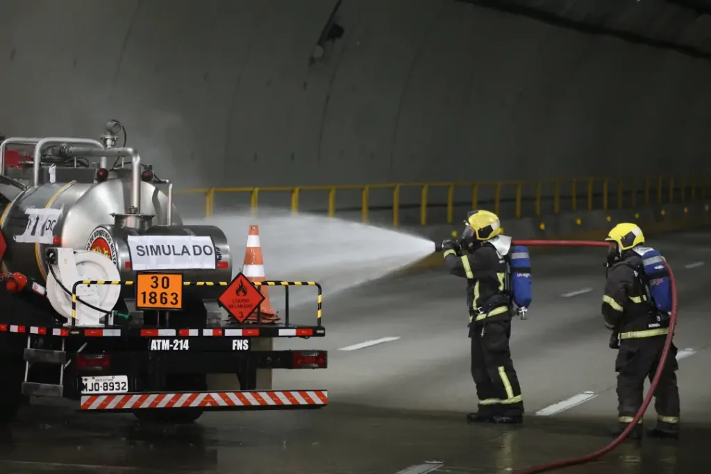 Simulado da Defesa Civil mobiliza forças de emergência em acidente com caminhão-tanque e vazamento de produtos perigosos no Túnel Antonieta de Barros 1