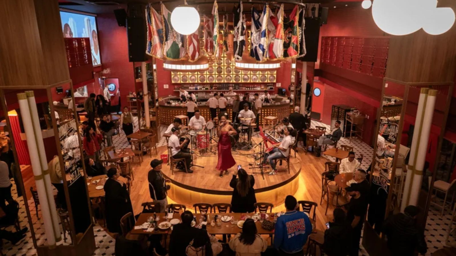 Interior da nova unidade do Bar Brahma na região da Avenida Paulista durante apresentação de música ao vivo.
