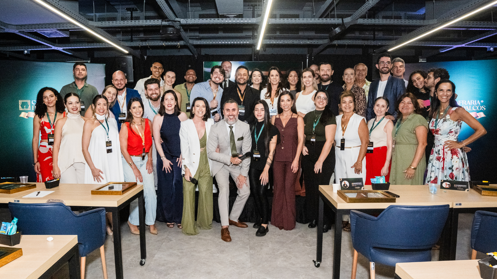 Empresários, palestrantes e especialistas participaram de um dos encontros da Confraria dos Palcos, comunidade voltada ao desenvolvimento da comunicação, liderança e fortalecimento da autoridade profissional. O grupo celebra seu primeiro ano de atuação com um evento especial no dia 11 de julho, em Florianópolis.