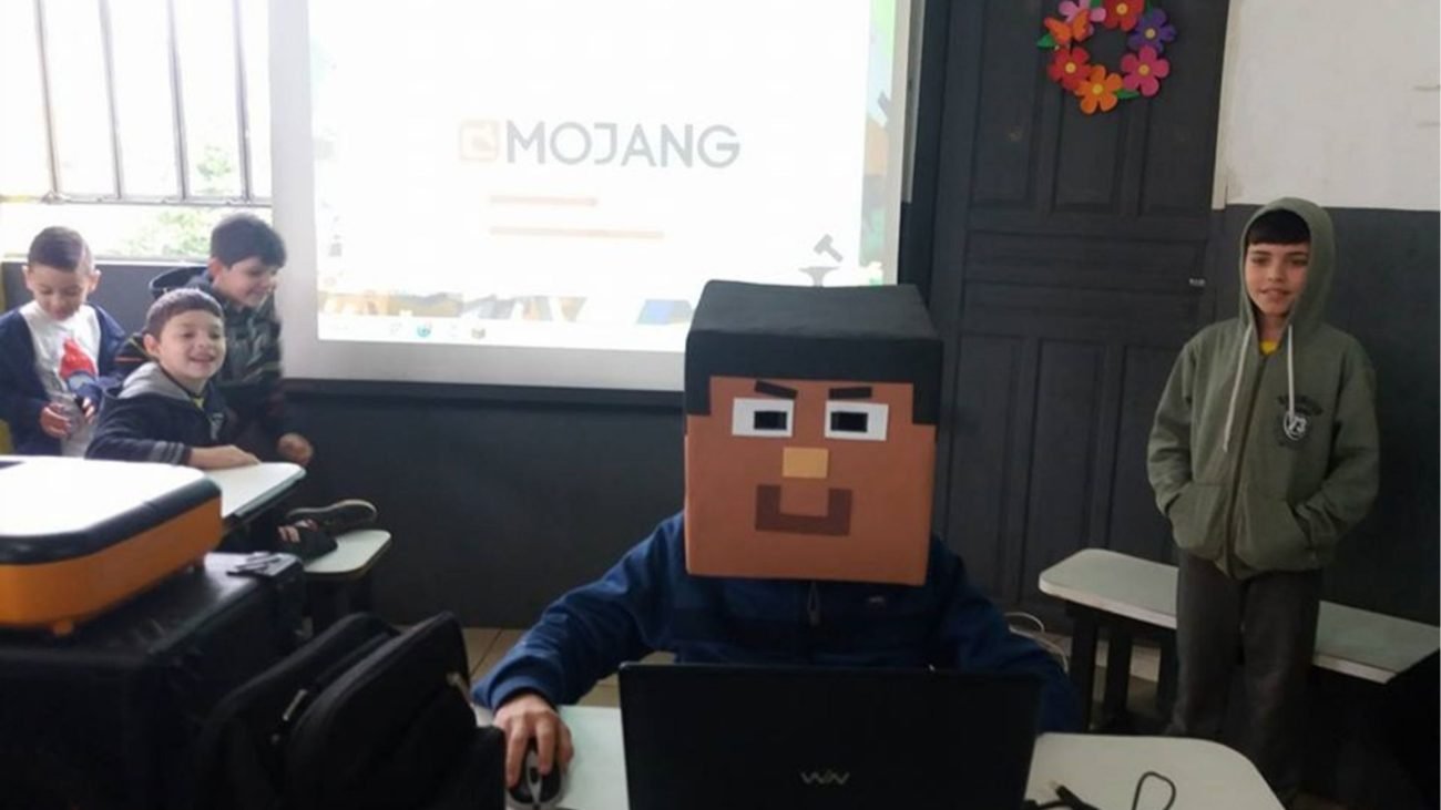 Escola aposta no Minecraft em projeto de inclusão social de alunos neurodivergentes em SC