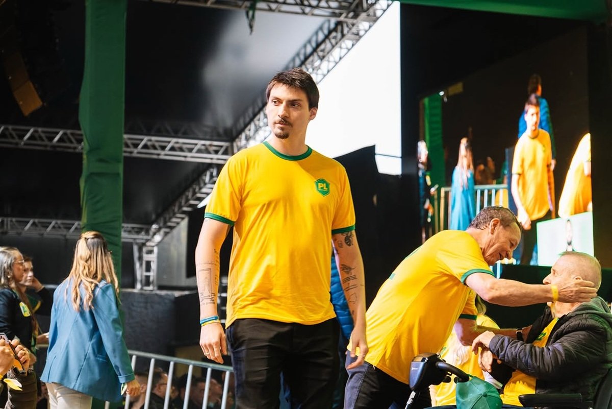 Filho de Bolsonaro pode perder vaga em comissão de Câmara de Vereadores em SC