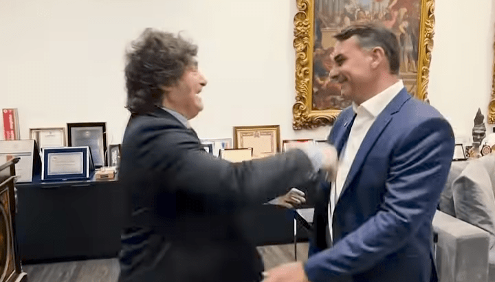 Javier Milei é recebido por Tarcísio e Flávio Bolsonaro durante agenda política em São Paulo