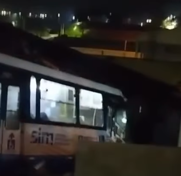 Ônibus invade residência no Ribeirão da Ilha e mobiliza equipes durante a madrugada em Florianópolis 1