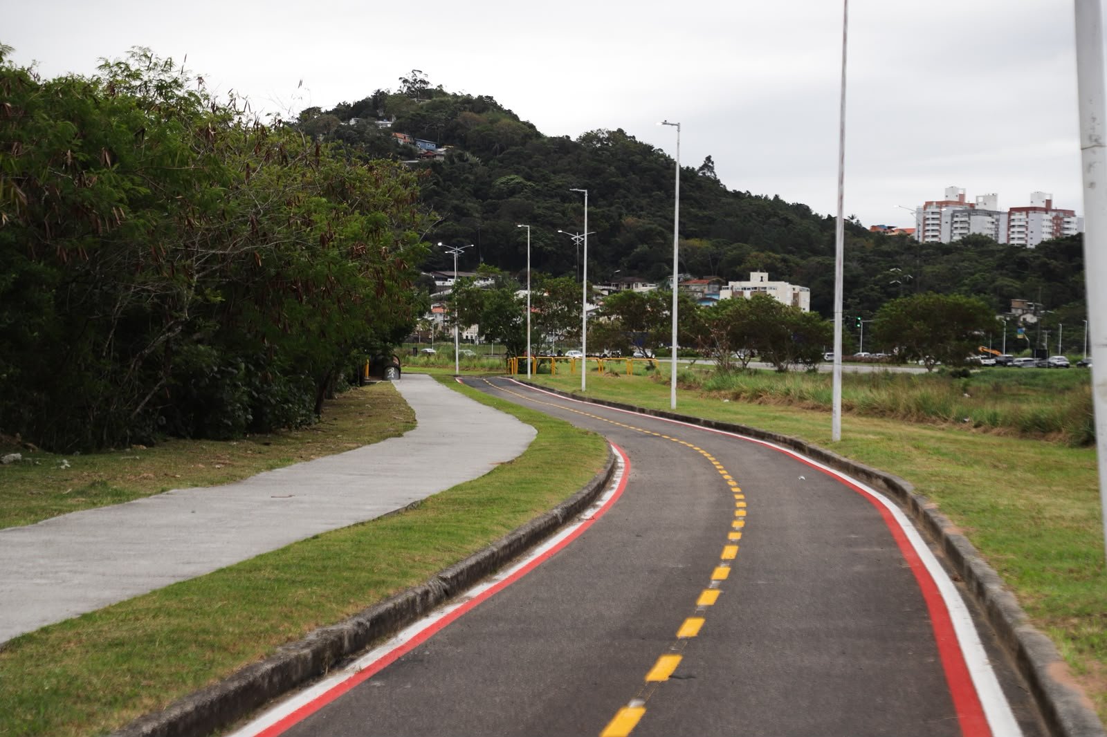 Revitalização da ciclovia da orla da Via Expressa Sul é concluída, garantindo mais segurança, mobilidade e conforto aos usuários